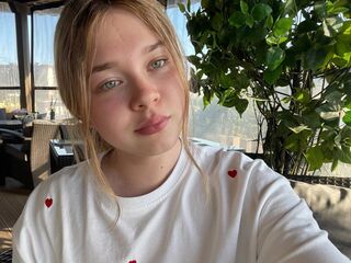 cam girl masturbating with vibrator KendallHennig