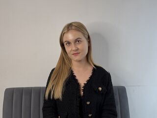 camgirl playing with sextoy BellaMonson