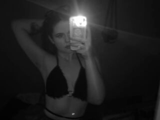 camslut topless DoloresHuesing