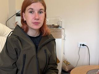 cam girl playing with vibrator EvaWright