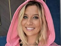 camgirl fingering shaved pussy KaylinJan