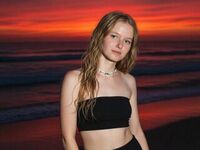 cam girl playing with vibrator KeilaSmiekowski