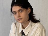 camgirl showing pussy LeannMolineaux