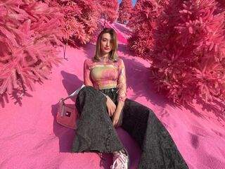 cam girl fingering pussy LouveniaPranger