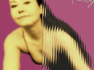 cam girl playing with sextoy LucyLevatto