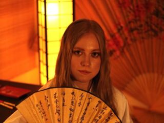 hot camwhore MandiKressierer