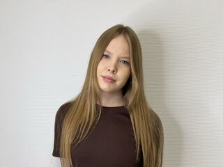 naked camgirl masturbating with dildo MariSeason