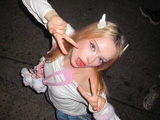 cam girl masturbating with dildo MerrileeBurg