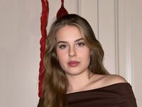 cam girl playing with dildo SofiaWeber