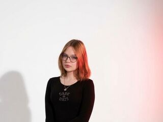 camgirl playing with vibrator SuzanGoldstein