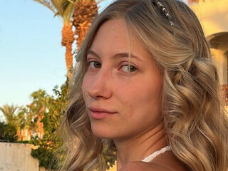 girl showing tits TainaTatge