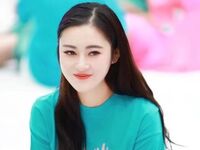 camgirl playing with vibrator YolandaYang